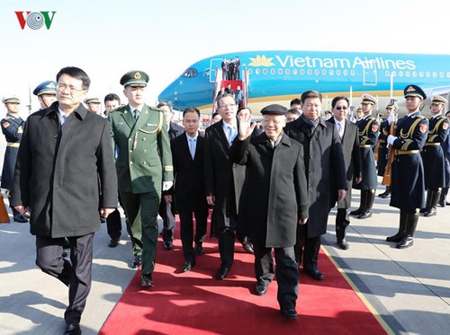 Party leader arrives in Beijing, beginning official visit to China - ảnh 1
